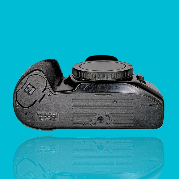 Minolta Maxxum 400si 35mm SLR Camera Body Only w/Strap - Picture 10 of 14